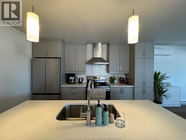 Building Photo - 1352 Diamond St