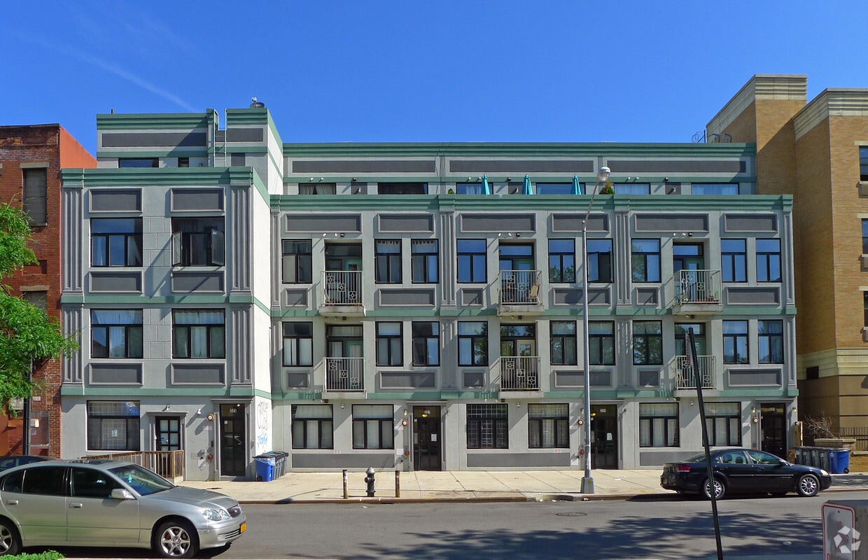 Building Photo - 331 Kosciuszko St