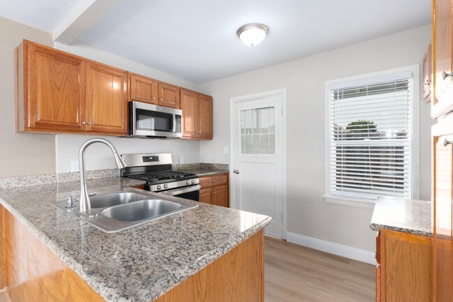 Nice open kitchen - 7610 Lansing Dr