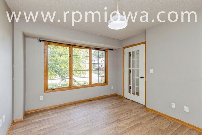 Foto del edificio - GREAT LOCATION!! 4 Bedroom, 3.5 Bathroom Home in West Des Moines
