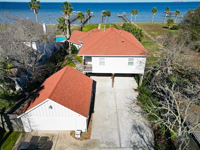 Building Photo - 2570 Cliff Dr