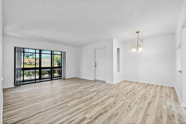 Foto del edificio - 723 Sunny Pine Way