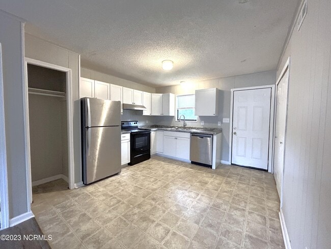 Building Photo - 102 Ravenwood Dr