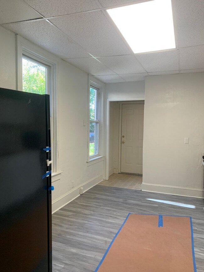 Building Photo - Spacious and Beautifully Renovated 5 Bedro...
