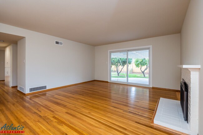 Building Photo - Beautiful Home | Tastefully Updated | Central A/C