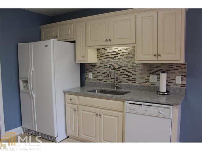 Building Photo - 809 Maple Dr