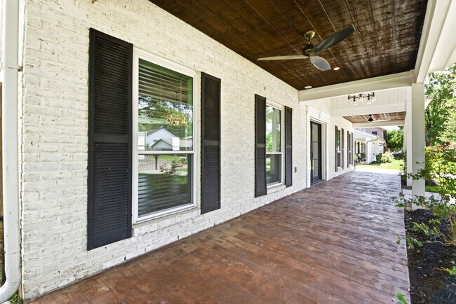 Building Photo - 4810 Bayou Vista Dr