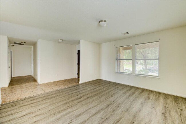 Building Photo - 16003 Peach Bluff Ln