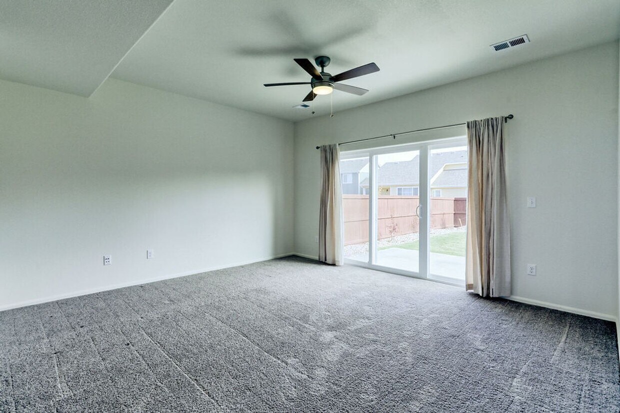 Foto principal - 3 Bedroom Split Level in Raindance