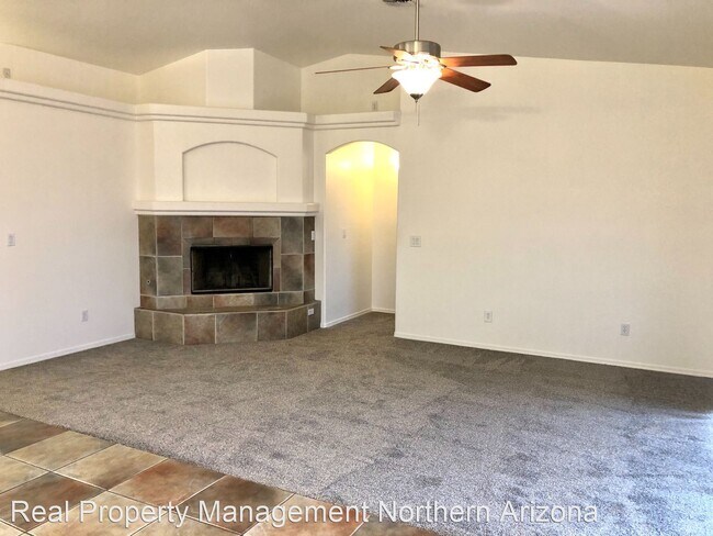 Building Photo - 3 br, 2 bath House - 3926 E. Snavely Plaza