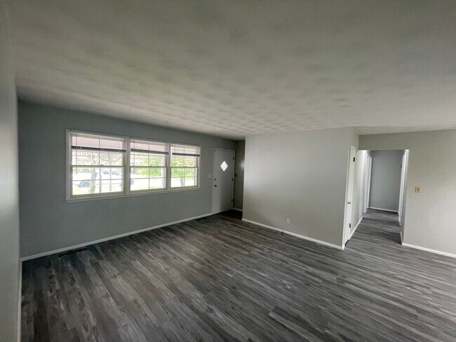 Foto del edificio - Beautiful 3 bedroom 1.5 bath waiting for you to call home .