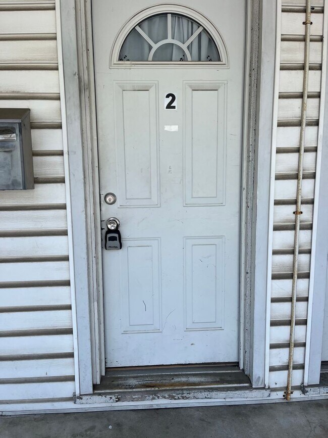 Foto del edificio - 2 Bedrooms, 1 Bath - 2nd Story - Available...