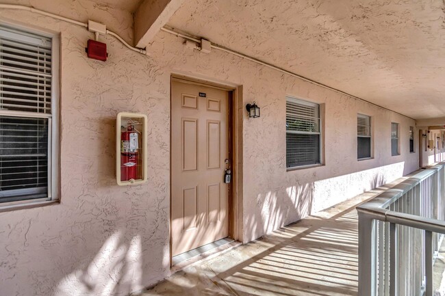Foto del edificio - 8431 Royal Palm Blvd