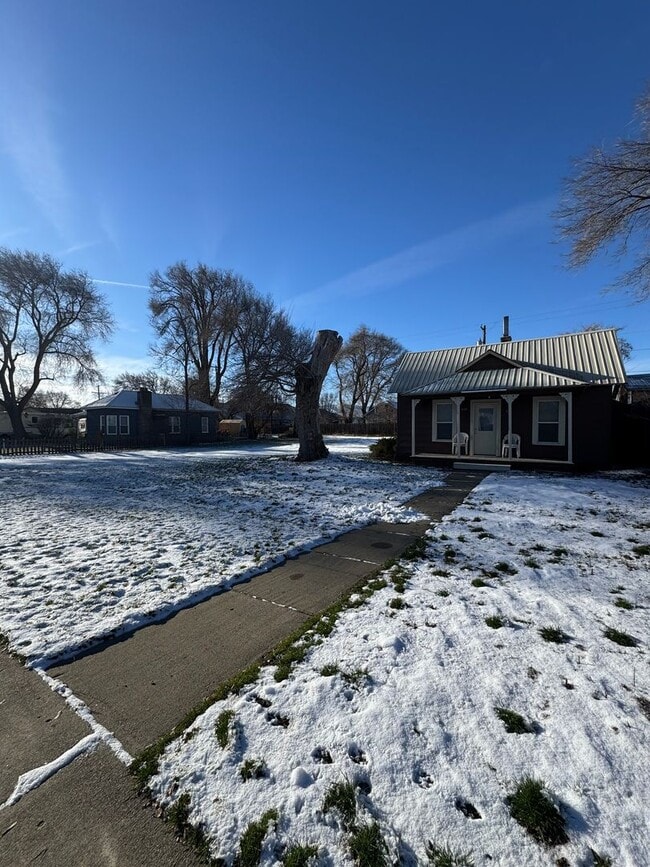 Building Photo - Remodeled 2-Bedroom Home on Oversized Lot