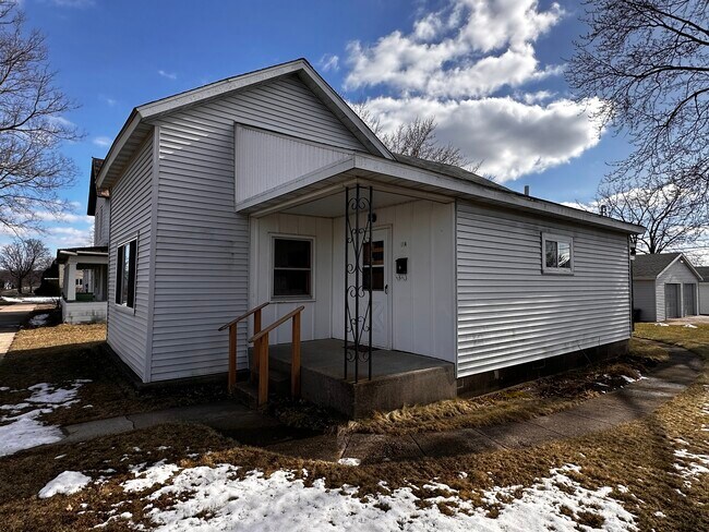 Building Photo - 114 N Rural St