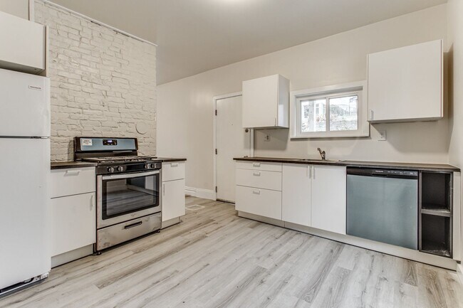 Building Photo - Newly renovated 4 bedroom home in the hear...