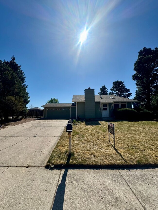 Building Photo - 4 Bedroom Home in Villa Loma-Available NOW