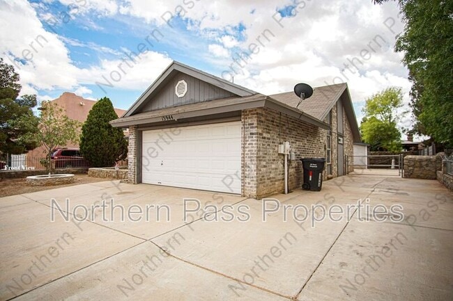 Building Photo - 13944 Roslyn Dr