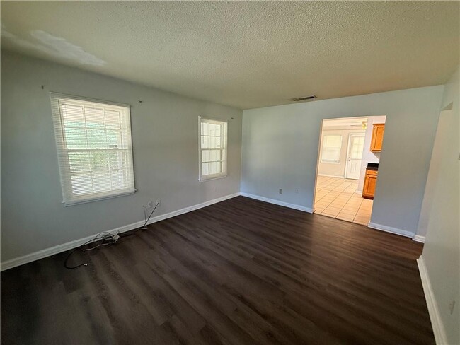 Building Photo - 1308 Charmaine Cir