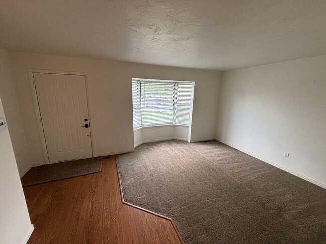 Building Photo - Beautiful home in great location
