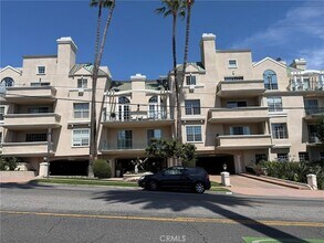 Building Photo - 930 N Doheny Dr