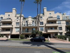 Building Photo - 930 N Doheny Dr
