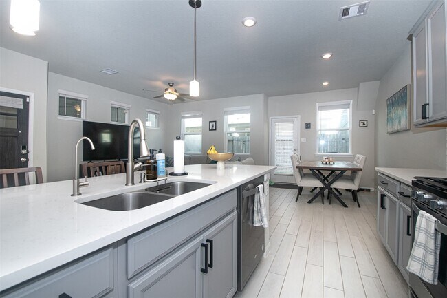 Foto del edificio - 1523 Parkland Oak Dr