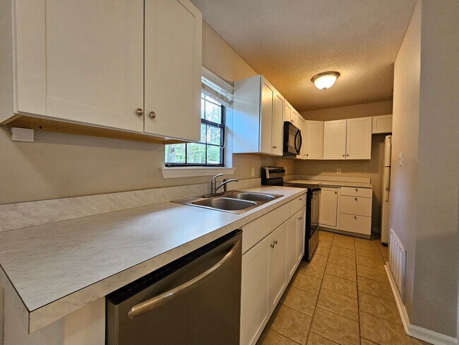 Building Photo - **Newly remodeled kitchen **  2 bedroom, 2bath Isle of Hope home with fenced in backyard and scre...