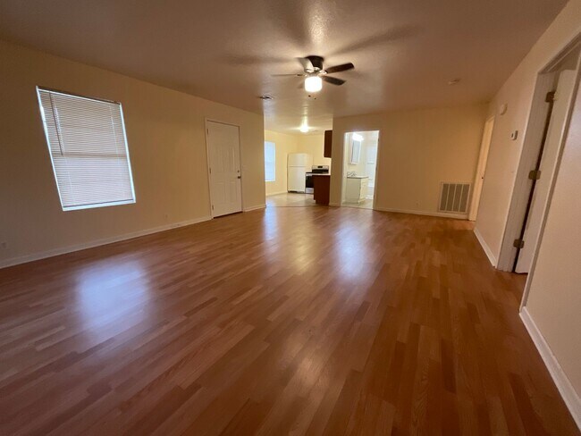 Foto del edificio - Spacious 2 Bedroom 1 Bath home W/ Fenced Yard In Joplin Mo!
