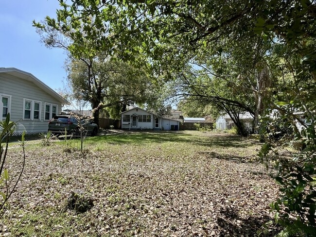 Building Photo - 108 W Comanche Ave