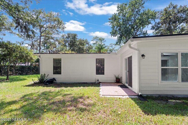 Building Photo - 593 Palmera Dr E