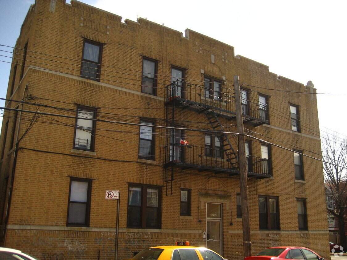 Foto principal - 33-49 106th St