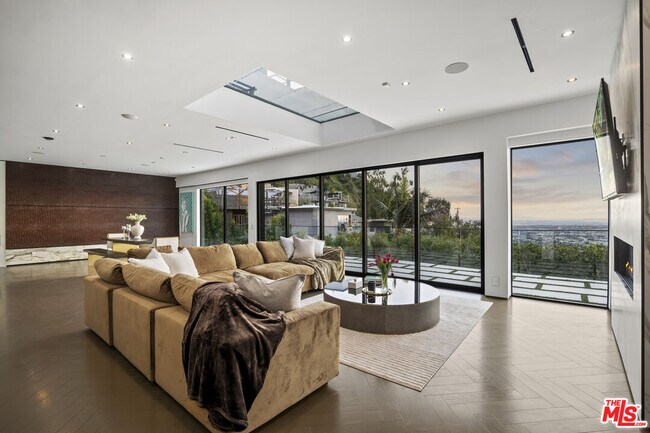Foto del edificio - 1680 Sunset Plaza Dr