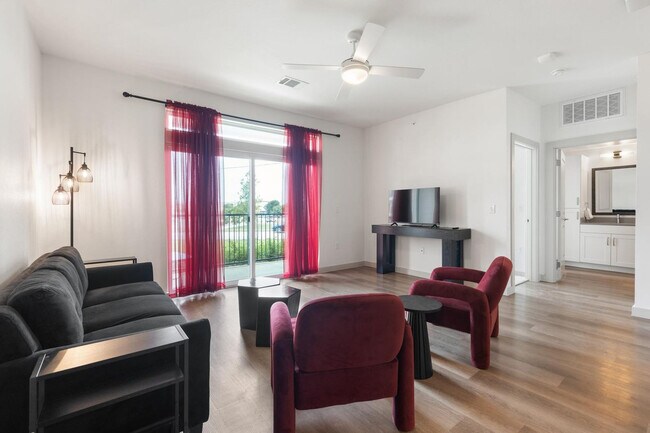 Foto del edificio - 1301 Leah Ave