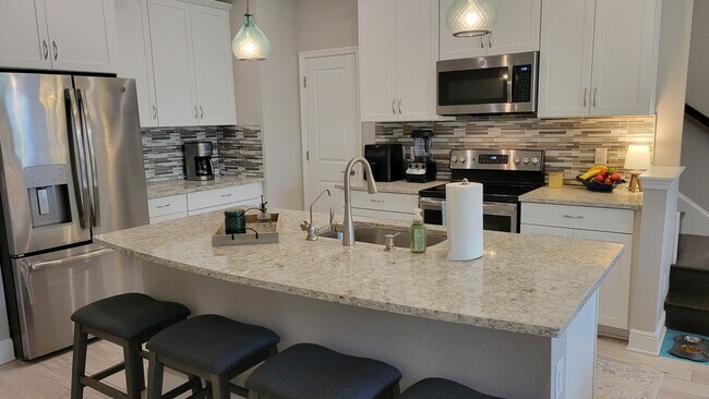 Foto del edificio - Annual UNfurnished newer 3/ 2 /12 townhome...