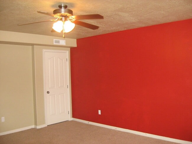 Building Photo - Spacious Home with Backyard