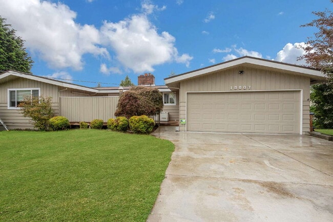 Building Photo - Top Level Home - Private Backyard - 2 Car Garage in Commuter Friendly Area of Renton!
