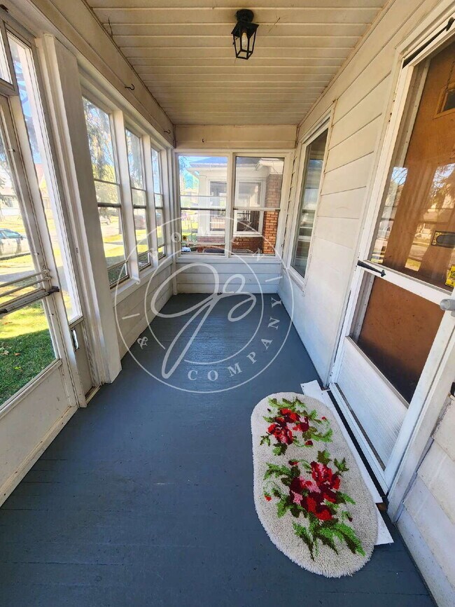 Building Photo - 4 bed 2 bath with 1st floor bedroom and ba...