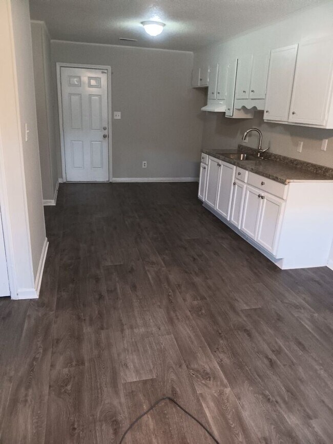 Building Photo - Move-in Ready!