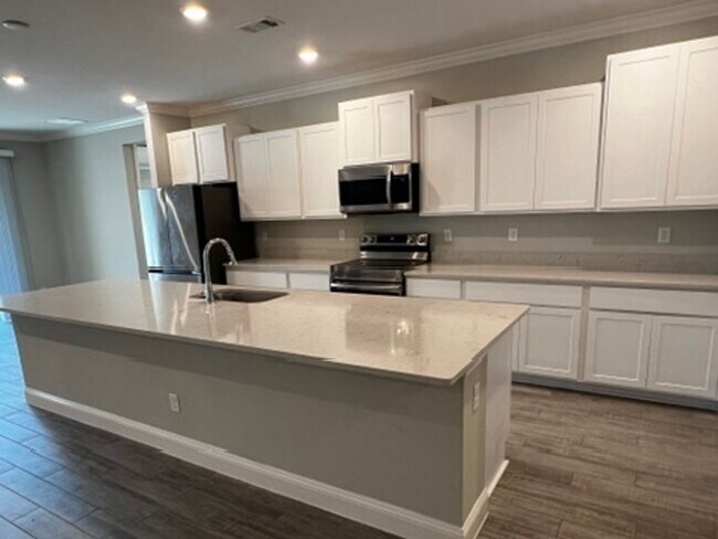 Foto del edificio - FOUR BEDROOMS and THREE BATHS For Rent