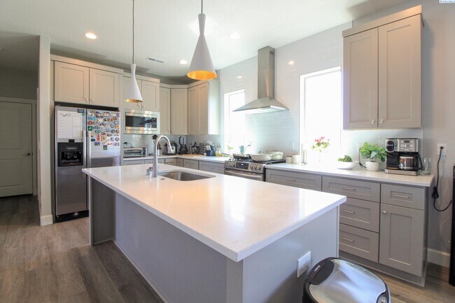 Foto del edificio - 4 Bed, 2.5 Bath House in South Kennewick
