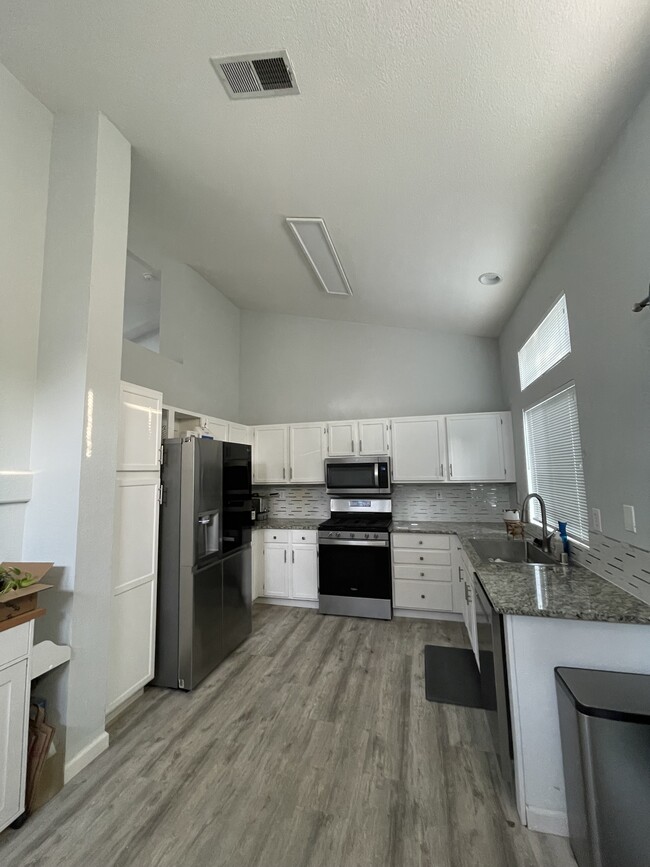 Kitchen & Dining - 9428 Plainoak Way