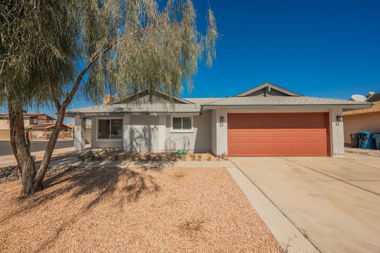 Foto principal - Charming 3-Bedroom Rental with Pool, Firep...