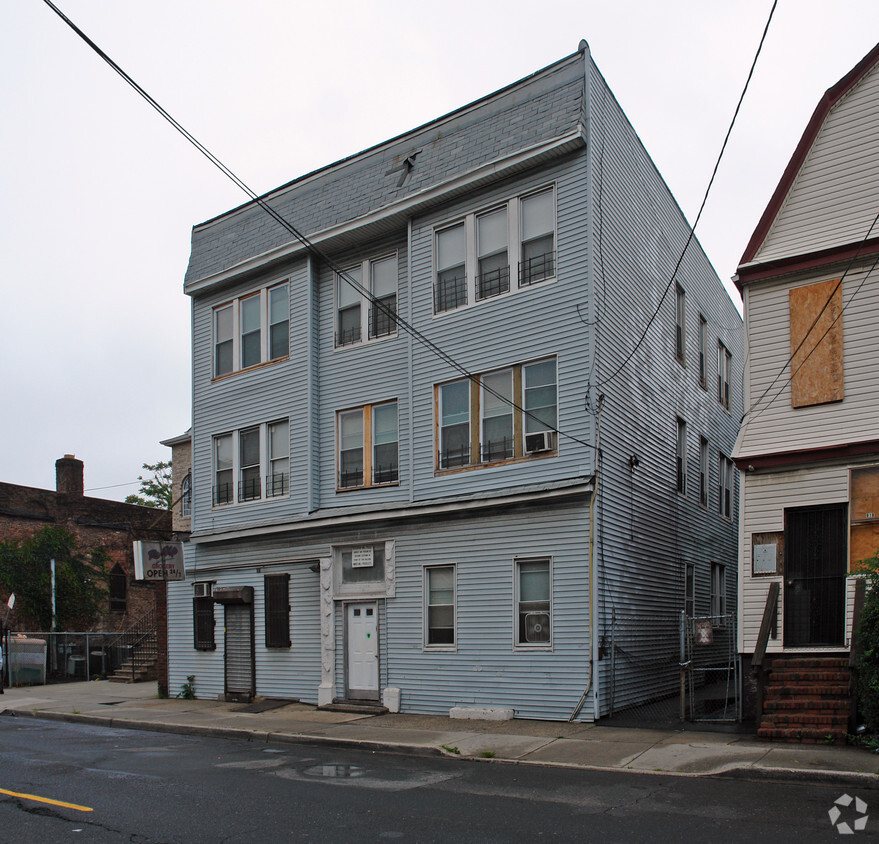 Building Photo - 921-923 Bergen St