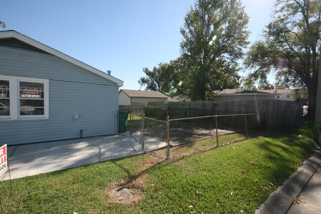 Foto del edificio - 2302 Rose Dr