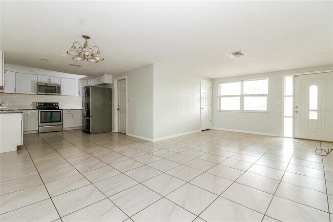 Foto del edificio - 5815 Dahlia Ave
