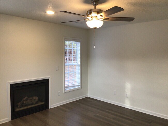 Foto del edificio - 141 Cameron Way Cir