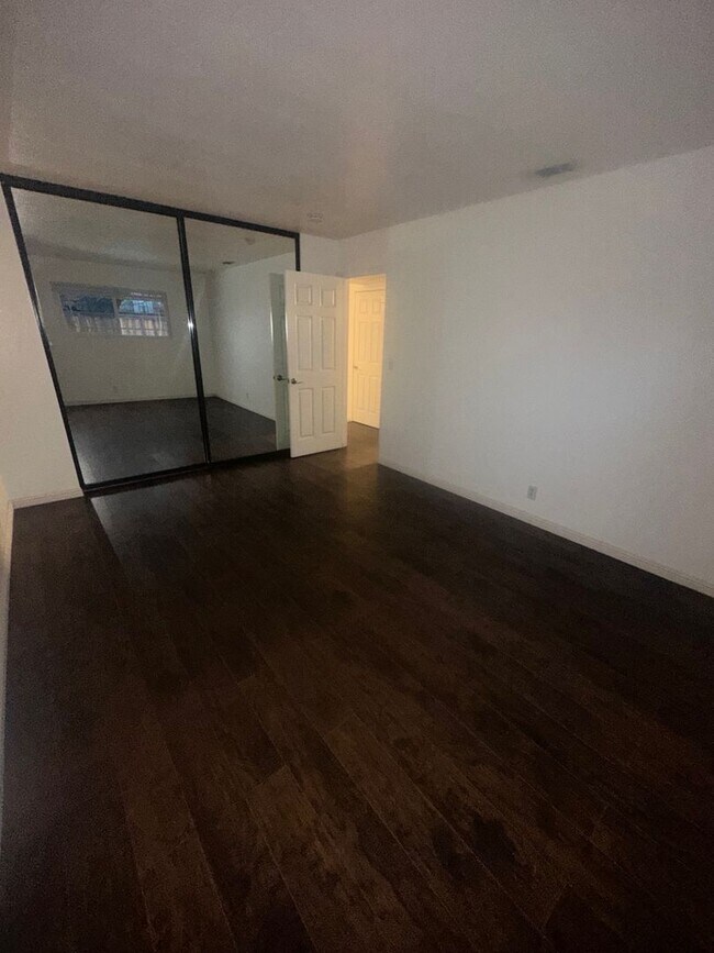 Building Photo - Remodelled Duplex With Lincoln Schools