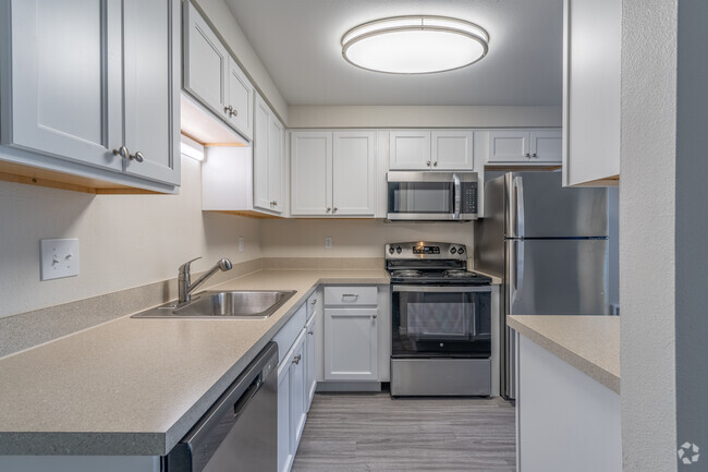 1BR, 1BA - 742SF Kitchen - Evanbrook Apartments