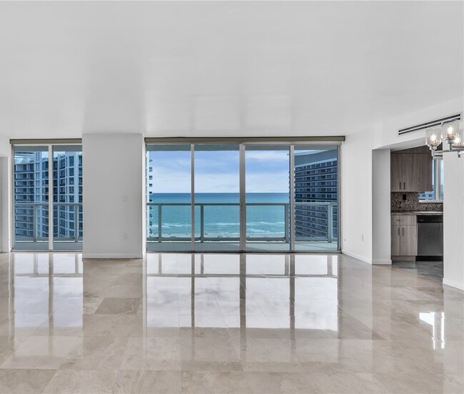 Foto del edificio - 5900 Collins Ave